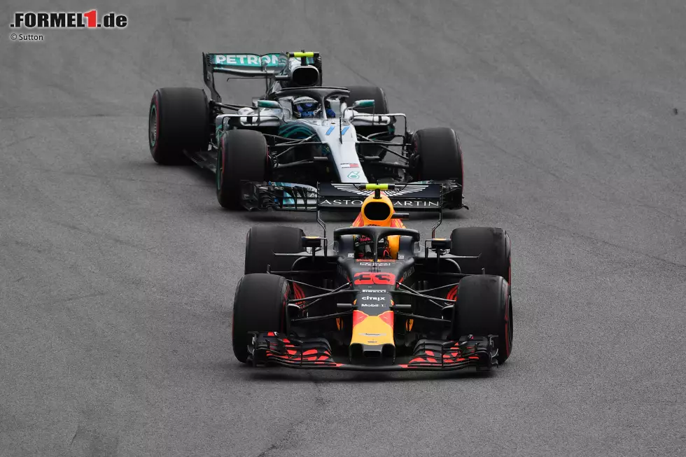 Foto zur News: Max Verstappen (Red Bull) und Valtteri Bottas (Mercedes)