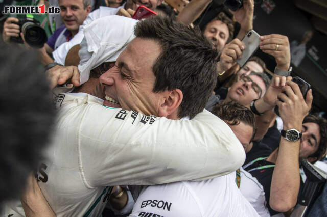 Foto zur News: Den Gefühlen freien Lauf lassen: Klicken Sie sich jetzt durch die 18 schönsten Jubelfotos des Mercedes-Teams in Brasilien!