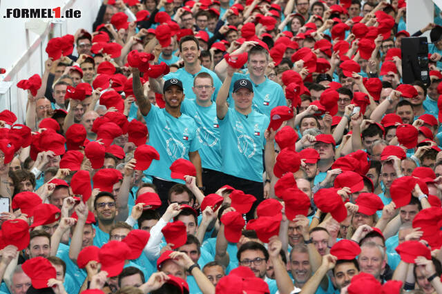 Foto zur News: Die Weltmeister von Mercedes ziehen ihre roten Kappen vor Niki Lauda