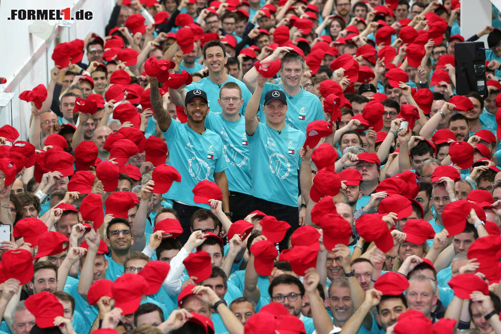 Foto zur News: Die Weltmeister von Mercedes ziehen ihre roten Kappen vor Niki Lauda