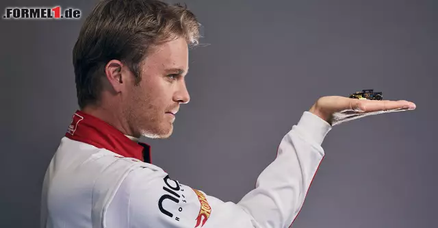 Nico Rosberg mit einem Spielzeugauto Foto zur News: Nico Rosberg mit einem Spielzeugauto