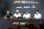 Foto zur News: George Russell, Lewis Hamilton (Mercedes), Fernando Alonso (McLaren) und Lando Norris