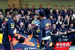 Foto zur News: Max Verstappen (Red Bull) und Daniel Ricciardo (Red Bull)