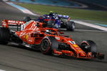Foto zur News: Sebastian Vettel (Ferrari) und Pierre Gasly (Toro Rosso)