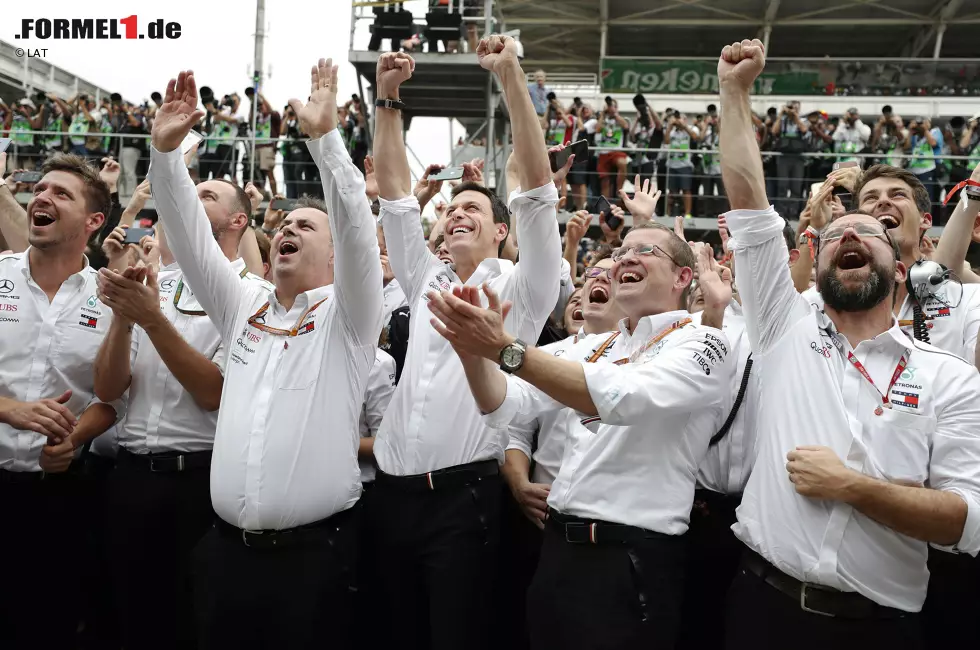 Foto zur News: Toto Wolff und Lewis Hamilton (Mercedes)