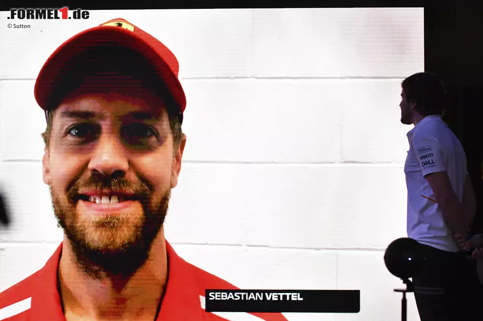 Foto zur News: Sebastian Vettel (Ferrari) und Fernando Alonso (McLaren)