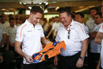 Foto zur News: Zak Brown und Stoffel Vandoorne (McLaren)