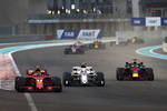 Foto zur News: Kimi Räikkönen (Ferrari), Charles Leclerc (Sauber) und Daniel Ricciardo (Red Bull)