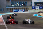 Foto zur News: Charles Leclerc (Sauber), Kimi Räikkönen (Ferrari) und Daniel Ricciardo (Red Bull)