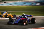 Foto zur News: Pierre Gasly (Toro Rosso) und Fernando Alonso (McLaren)