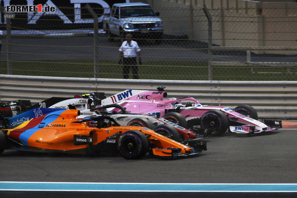Foto zur News: Sergio Perez (Racing Point), Kevin Magnussen (Haas) und Fernando Alonso (McLaren)
