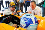 Foto zur News: Jimmie Johnson, Fernando Alonso (McLaren) und Zak Brown