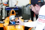 Foto zur News: Jimmie Johnson und Fernando Alonso (McLaren)