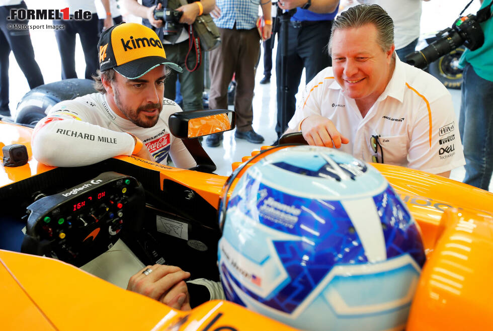 Foto zur News: Jimmie Johnson, Fernando Alonso (McLaren) und Zak Brown
