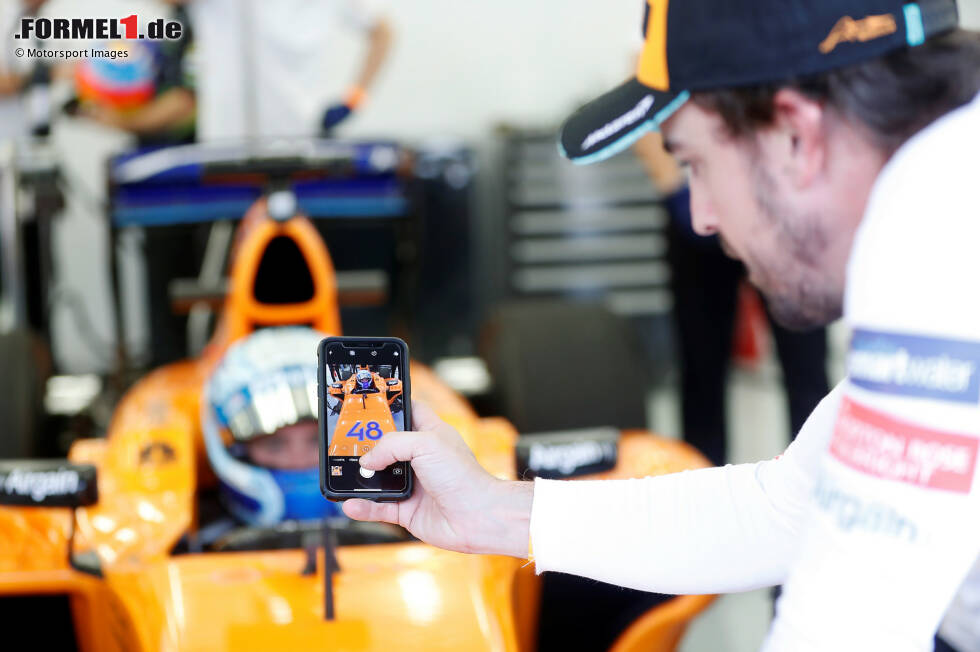 Foto zur News: Jimmie Johnson und Fernando Alonso (McLaren)