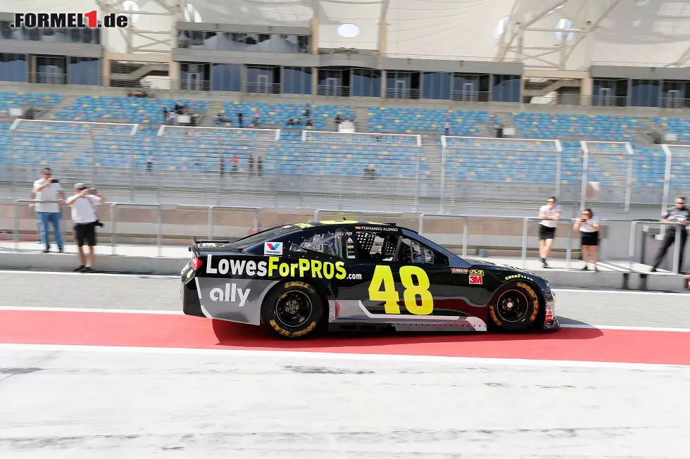 Foto zur News: Da stand er mal nicht quer: Fernando Alonso bei seinem NASCAR-Test.