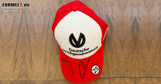 Foto zur News: Von Mick Schumacher und Mika Häkkinen unterschriebene Cap