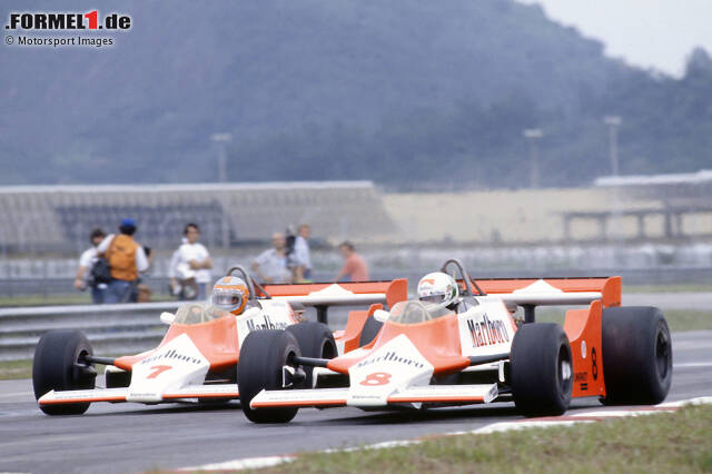 Foto zur News: Andrea de Cesaris und John Watson (McLaren F1 Team)