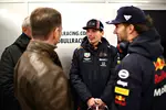 Foto zur News: Max Verstappen, Pierre Gasly und Teamchef Christian Horner