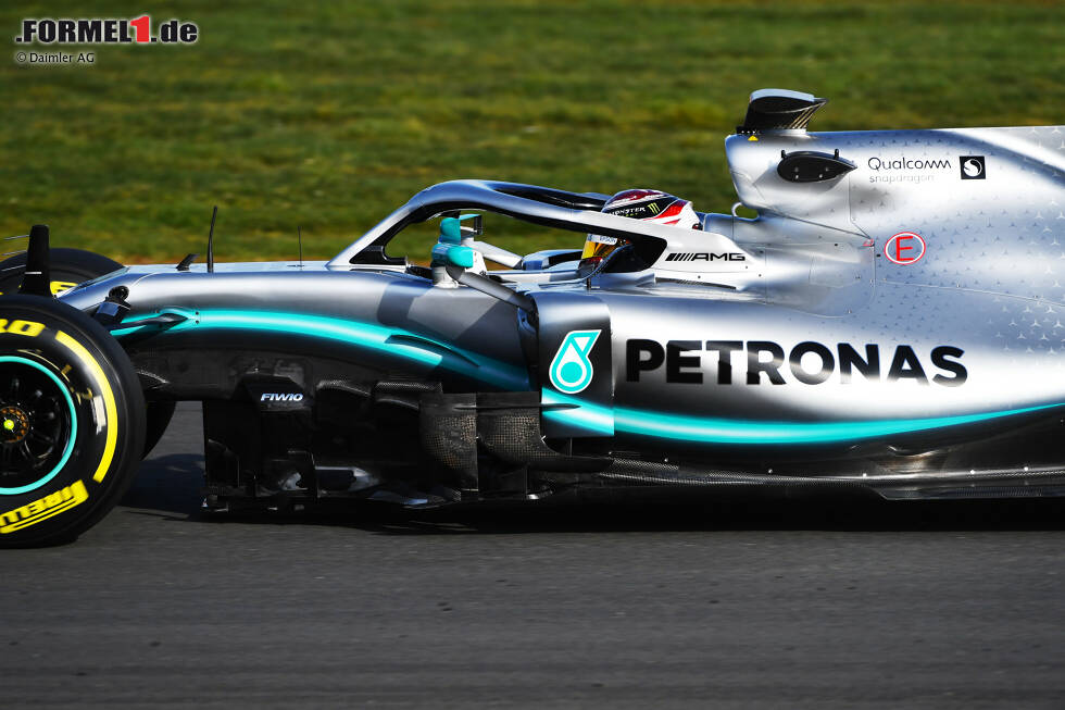 Foto zur News: Lewis Hamilton absolvierte am Mittwoch in Silverstone 16 Runden im F1 W10. Jetzt durch die ersten Track-Fotos des neuen Silberpfeils klicken!