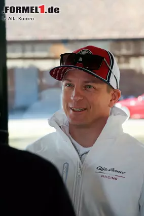 Foto zur News: Kimi Räikkönen wirkt gut gelaunt: Er zeigt in Balocco seinen neuen Look für 2019 - und seinen neuen Dienstwagen. Jetzt durch die Fotos klicken!