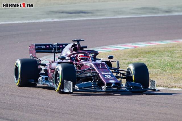Foto zur News: Kimi Räikkönen am Steuer des neuen Alfa-Romeo-Boliden in Fiorano. Jetzt durch weitere Fotos des Alfa-Romeo-Shakedowns in Fiorano klicken!