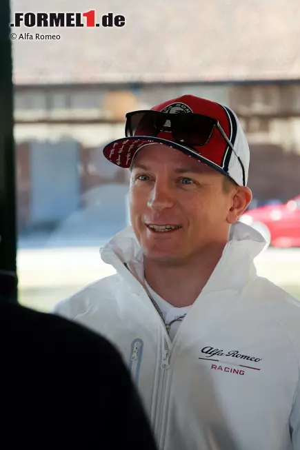 Foto zur News: Kimi Räikkönen wirkt gut gelaunt: Er zeigt in Balocco seinen neuen Look für 2019 - und seinen neuen Dienstwagen. Jetzt durch die Fotos klicken!