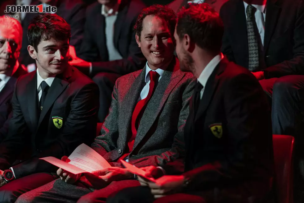 Foto zur News: Charles Leclerc und Sebastian Vettel mit John Elkann