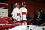 Foto zur News: Kimi Räikkönen (Alfa Romeo) und Antonio Giovinazzi (Alfa Romeo)