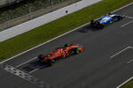 Foto zur News: George Russell (Williams) und Sebastian Vettel (Ferrari)