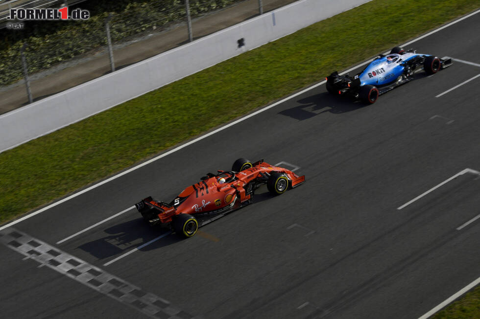 Foto zur News: George Russell (Williams) und Sebastian Vettel (Ferrari)