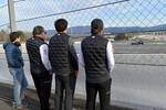 Foto zur News: Zak Brown, Carlos Sainz (McLaren) und Fernando Alonso