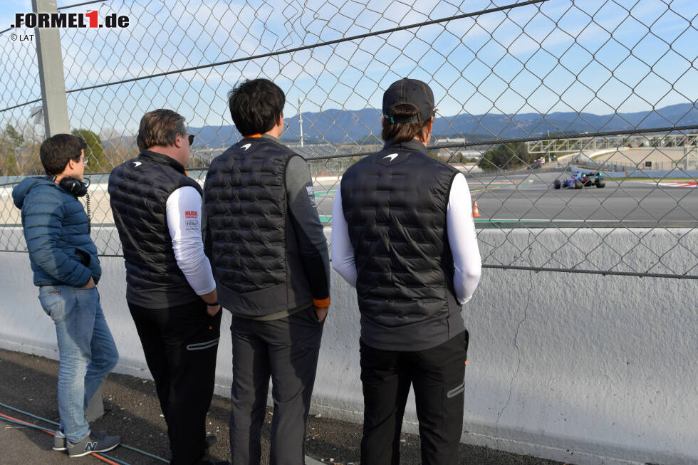 Foto zur News: Zak Brown, Carlos Sainz (McLaren) und Fernando Alonso