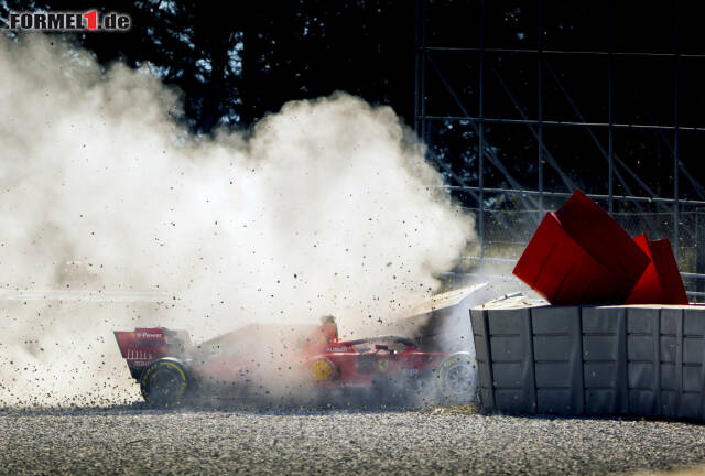 Foto zur News: Das Wrack des Autos von Sebastian Vettel ließ Ferrari am Mittwoch einiges an Detektivarbeit verrichten ...