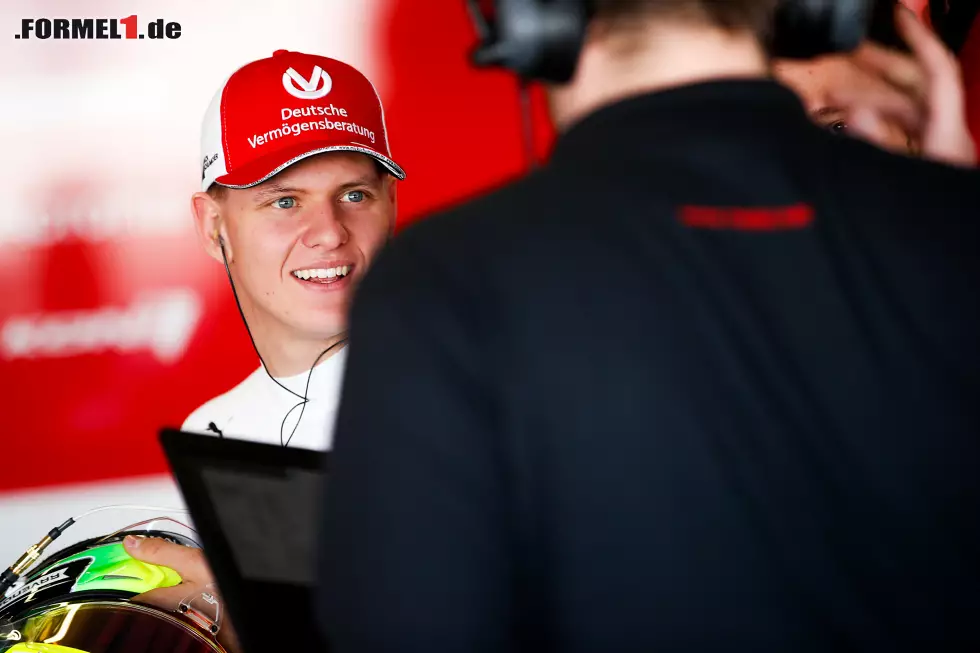 Foto zur News: Mick Schumacher testet bereits im April erstmals einen aktuellen Formel 1 von Alfa Romeo. Den 1994er-Benetton seines Vaters ist er bereits 2017 in Spa gefahren. Jetzt durch die besten Bilder von damals klicken!