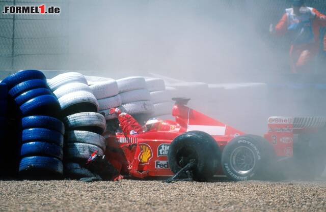 Foto zur News: Bei Michael Schumacher passiert der Unfall in Silverstone 1999 im Rennen. Eine Entlüftungsschraube an den Bremsen hat sich gelöst. Schumacher steigt bei mehr als 300 km/h auf die Bremse - aber das Pedal fällt durch. Der Einschlag in die Barrieren erfolgt immer noch mit 107 km/h.