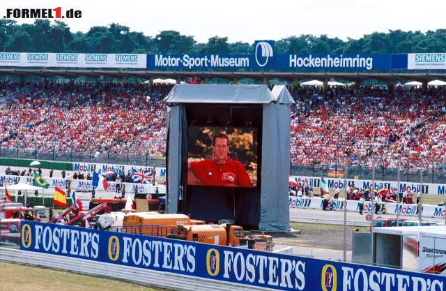 Das Nachspiel: Schumacher verpasst sein Heimrennen in Hockenheim. Meldet sich aber mittels Videobotschaft bei zehntausenden enttäuschten Zuschauern, von denen sich viele ihre Tickets gekauft hatten, um "Schumi" siegen zu sehen. Foto zur News: Das Nachspiel: Schumacher verpasst sein Heimrennen in Hockenheim. Meldet sich aber mittels Videobotschaft bei zehntausenden enttäuschten Zuschauern, von denen sich viele ihre Tickets gekauft hatten, um "Schumi" siegen zu sehen.