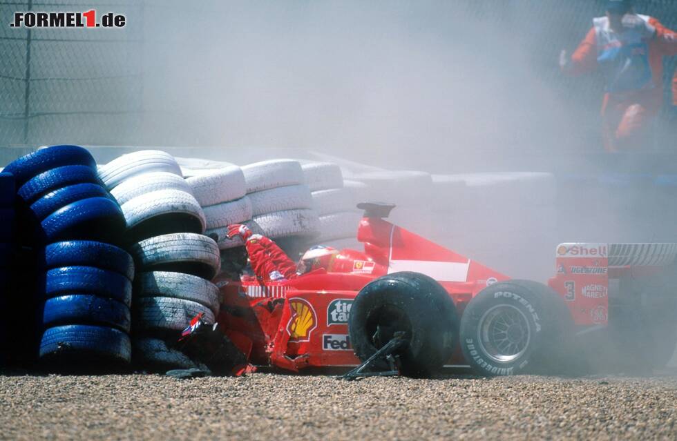 Foto zur News: Bei Michael Schumacher passiert der Unfall in Silverstone 1999 im Rennen. Eine Entlüftungsschraube an den Bremsen hat sich gelöst. Schumacher steigt bei mehr als 300 km/h auf die Bremse - aber das Pedal fällt durch. Der Einschlag in die Barrieren erfolgt immer noch mit 107 km/h.