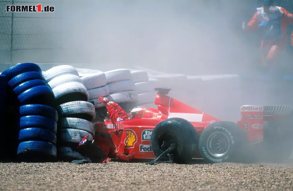 Foto zur News: Bei Michael Schumacher passiert der Unfall in Silverstone 1999 im Rennen. Eine Entlüftungsschraube an den Bremsen hat sich gelöst. Schumacher steigt bei mehr als 300 km/h auf die Bremse - aber das Pedal fällt durch. Der Einschlag in die Barrieren erfolgt immer noch mit 107 km/h.