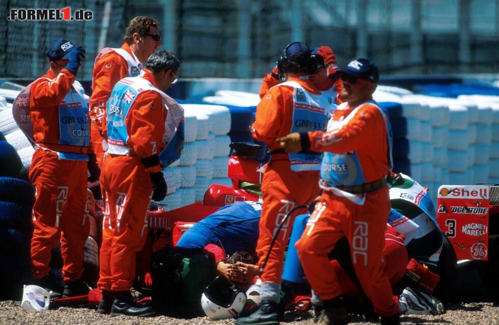 Foto zur News: Schumacher ist zunächst bei vollem Bewusstsein, fällt dann aber in Ohnmacht. Später berichtet er sogar von einer Nahtoderfahrung.