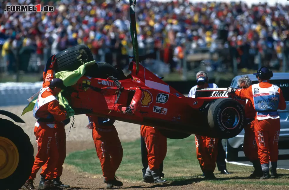 Im Nachhinein stellt sich heraus: Mit einem Bruch des rechten Unterschenkels kommt der Ferrari-Star noch relativ glimpflich davon. Der Traum vom ersten Ferrari-Titel muss aber von 1999 auf 2000 verschoben werden. Foto zur News: Im Nachhinein stellt sich heraus: Mit einem Bruch des rechten Unterschenkels kommt der Ferrari-Star noch relativ glimpflich davon. Der Traum vom ersten Ferrari-Titel muss aber von 1999 auf 2000 verschoben werden.