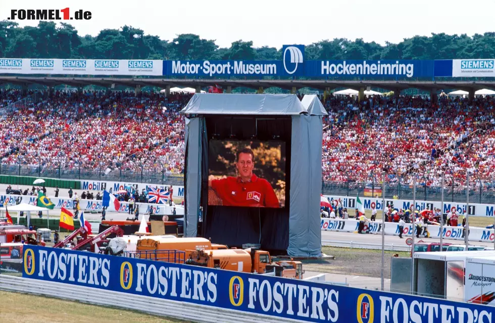 Das Nachspiel: Schumacher verpasst sein Heimrennen in Hockenheim. Meldet sich aber mittels Videobotschaft bei zehntausenden enttäuschten Zuschauern, von denen sich viele ihre Tickets gekauft hatten, um "Schumi" siegen zu sehen. Foto zur News: Das Nachspiel: Schumacher verpasst sein Heimrennen in Hockenheim. Meldet sich aber mittels Videobotschaft bei zehntausenden enttäuschten Zuschauern, von denen sich viele ihre Tickets gekauft hatten, um "Schumi" siegen zu sehen.