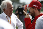 Foto zur News: Charlie Whiting und Sebastian Vettel (Ferrari)