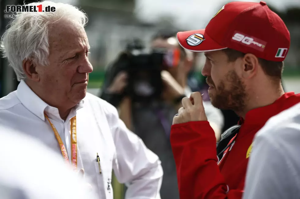 Foto zur News: Charlie Whiting und Sebastian Vettel (Ferrari)