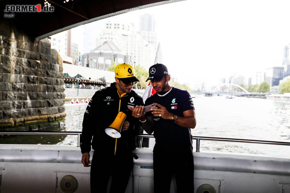 Foto zur News: Daniel Ricciardo (Renault) und Lewis Hamilton (Mercedes)