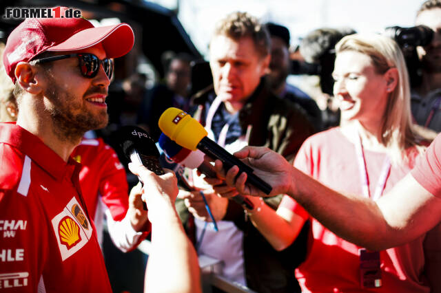 Foto zur News: Auch vor den TV-Mikrofonen hatte Vettel stets ein Lächeln im Gesicht.