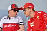 Foto zur News: Kimi Räikkönen (Alfa Romeo) und Sebastian Vettel (Ferrari)