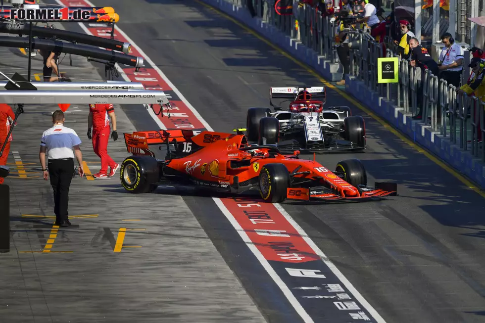 Foto zur News: Charles Leclerc (Ferrari) und Kimi Räikkönen (Alfa Romeo)