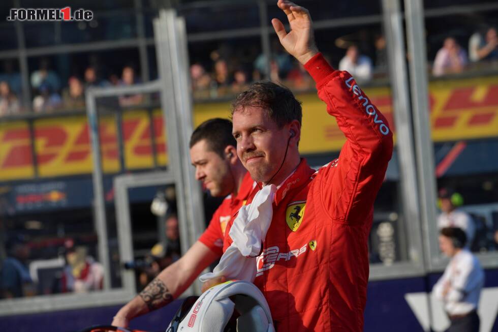 Foto zur News: Unmittelbar nach dem Qualifying sah Sebastian Vettel gar nicht so unglücklich aus, ...