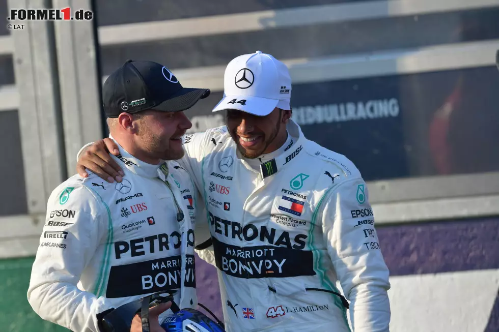 Foto zur News: Valtteri Bottas (Mercedes) und Lewis Hamilton (Mercedes)